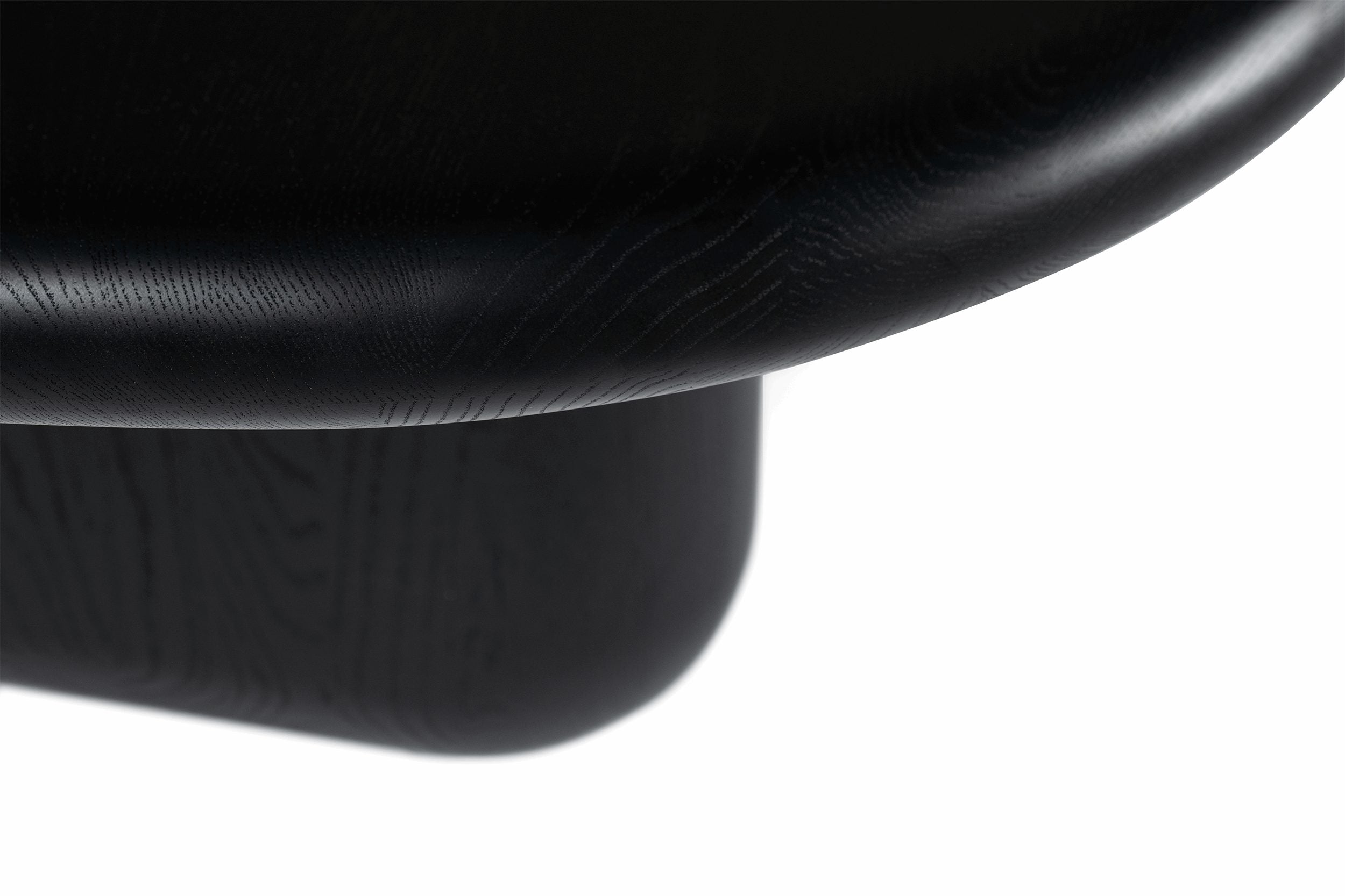 Nahaufnahme der Tischkante und der massiven Tischbeine in Schwarz