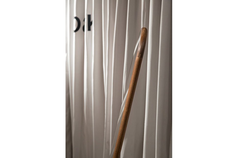 Detailansicht des Massivholzrahmens des MARSHALL-Designspiegels