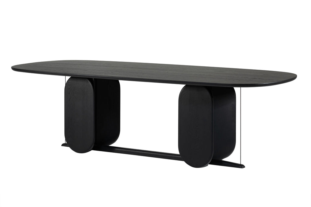 Schrägansicht des WHERRY Designer Esstisches, die das moderne Design und die ästhetische Anziehungskraft des Tisches zeigt