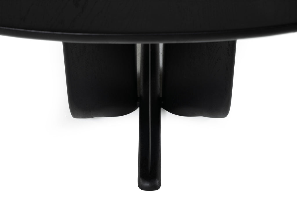 Detailansicht der Tischplatte, die die Verarbeitung und die edle Holzstruktur betont