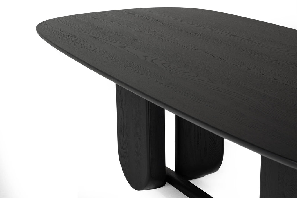 Nahaufnahme der Tischplatte, die die glatte Oberfläche und das feine Holzmaserungsmuster zeigt