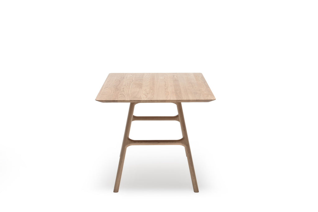 Gesamtbild des Esstisches in eleganter Ausführung - Seitenansicht